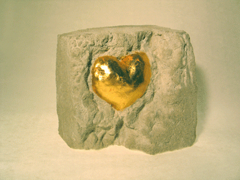 Beton-Skulptur, Herz mit Blattgoldauflage