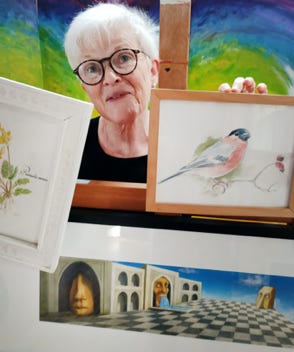 Anna Zeis-Ziegler mit einigen ihrer Arbeiten